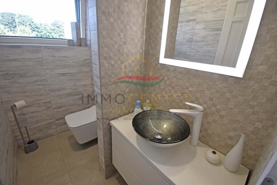 Exclusieve woning met een panoramisch uitzicht van 180 graden, dicht bij de stad en de thermale baden.