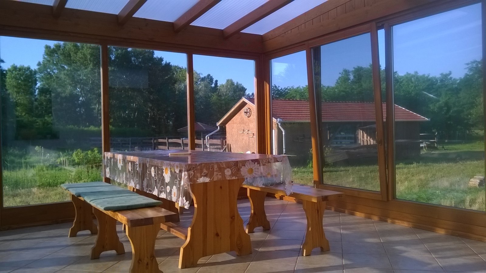 wintertuin met uitzicht op paardenstal