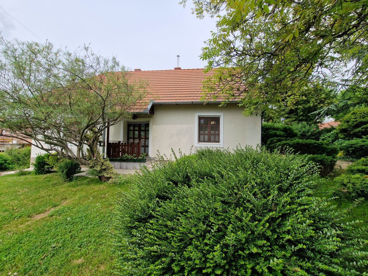 Charmante vrijstaande woning met een natuurlijke tuin - uw toevluchtsoord met potentie!