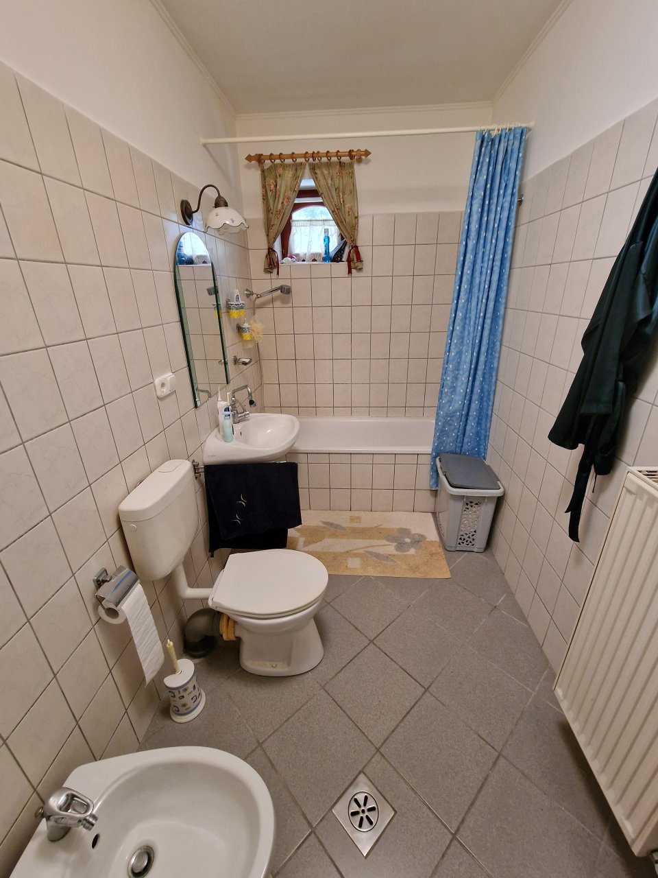 Lichtdoorstroomde daglichtbadkamer met praktische ruimte-indeling en badcomfort