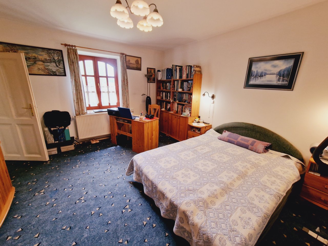 Gezellige slaapkamer met geïntegreerde werkplek – charme en functionaliteit perfect gecombineerd!