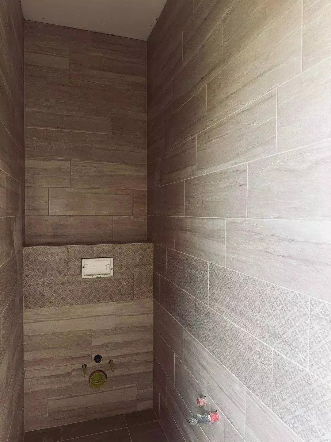 Exclusief gastentoilet met hoogwaardig houtlook keramiek en decoratief mozaïekpatroon