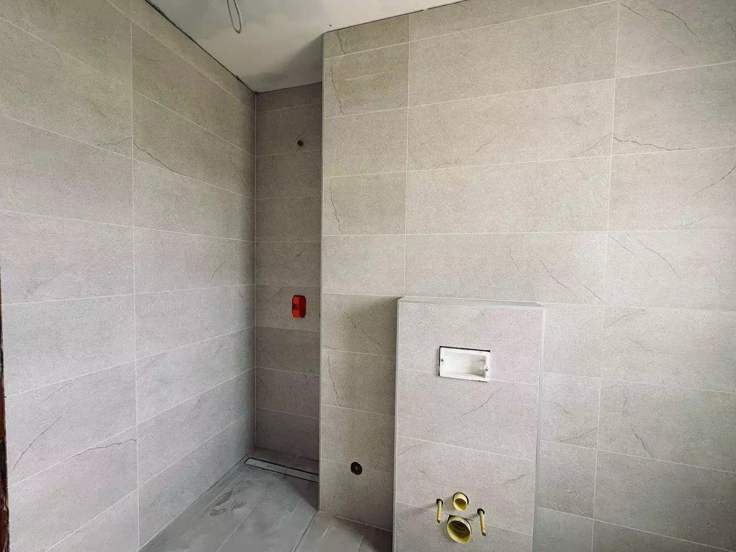 Exclusieve douche met design ligbadinstallatie en hoogwaardige wandtegels – luxe badkamerdesign op het hoogste niveau!