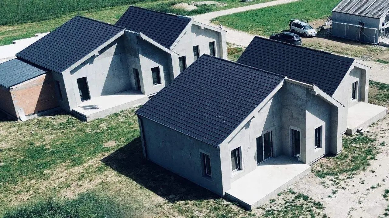 Moderne architectuur ontmoet functionaliteit: kubusvormige eengezinswoningen met intelligente ruimte-indeling en tijdloos design