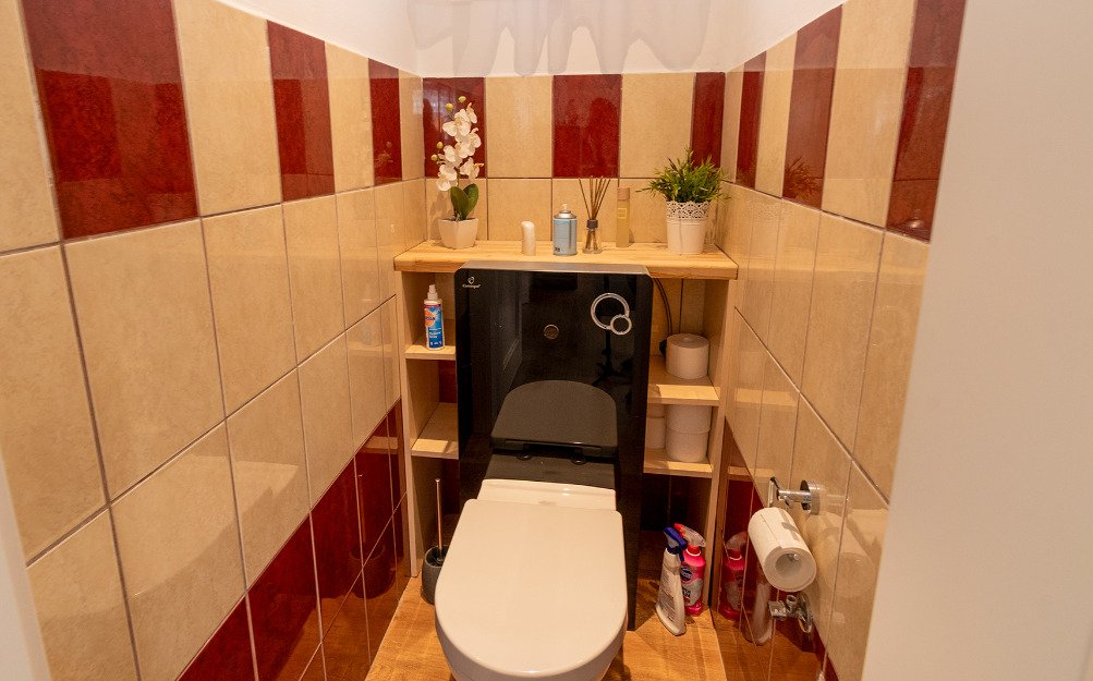 Moderne gasten-WC met praktische wastafel en hoogwaardige keramische bekleding