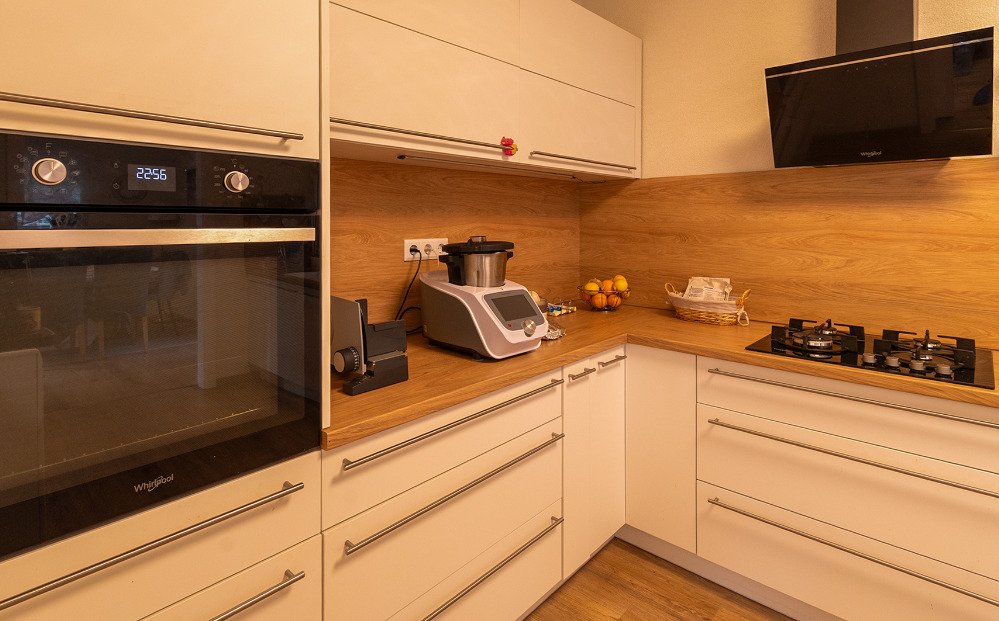 Moderne keuken met geïntegreerde gaskookplaat en hoogwaardige inbouwapparaten