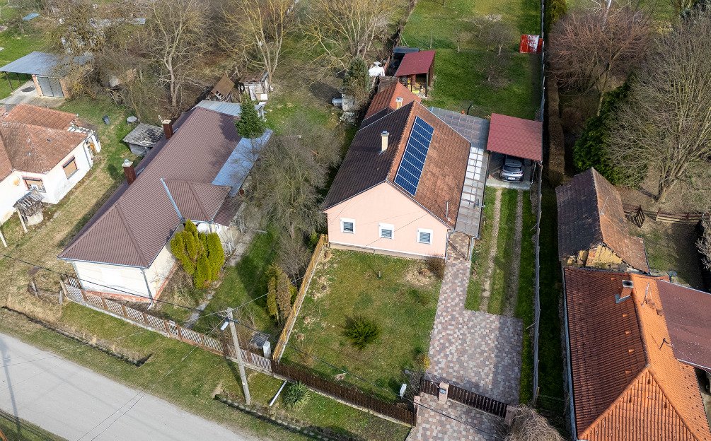 Energiezuinig woonhuis met zonnepanelen en voldoende open ruimte
