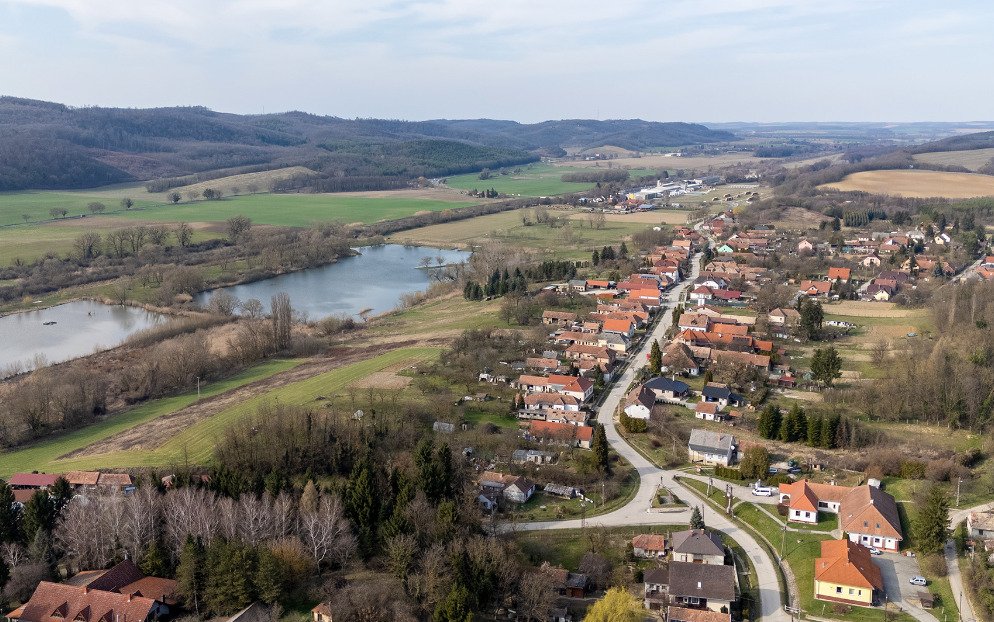 Idyllische landschapslocatie met rivierzicht en landelijke uitstraling