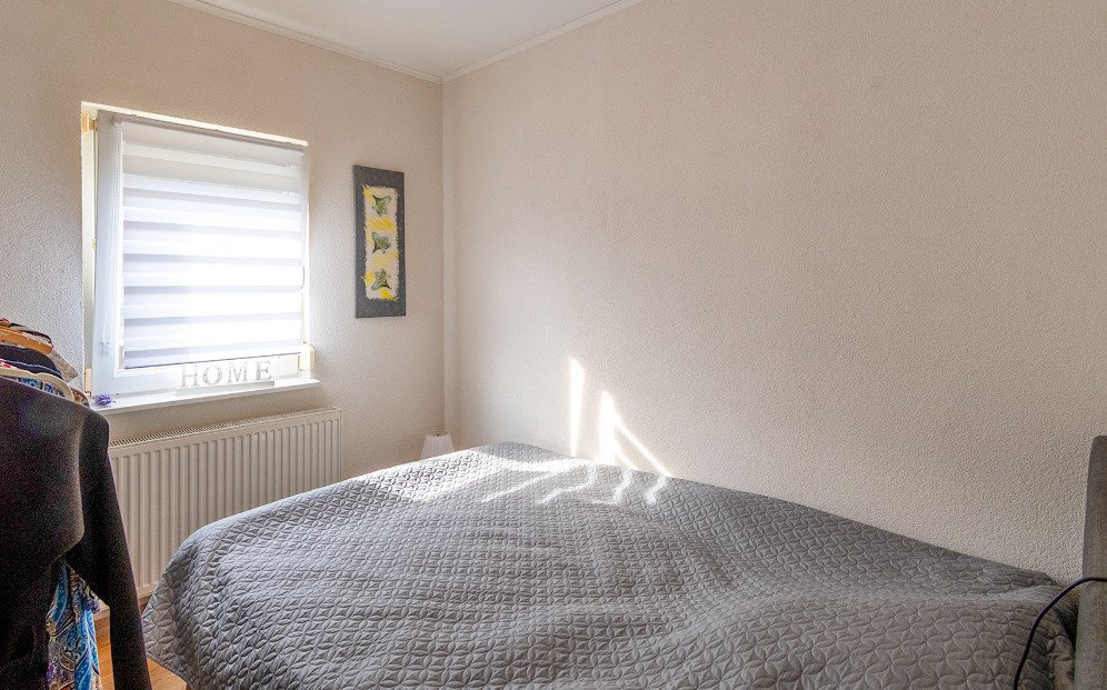 Heldere slaapkamer met vensterbank en efficiënte temperatuurregeling