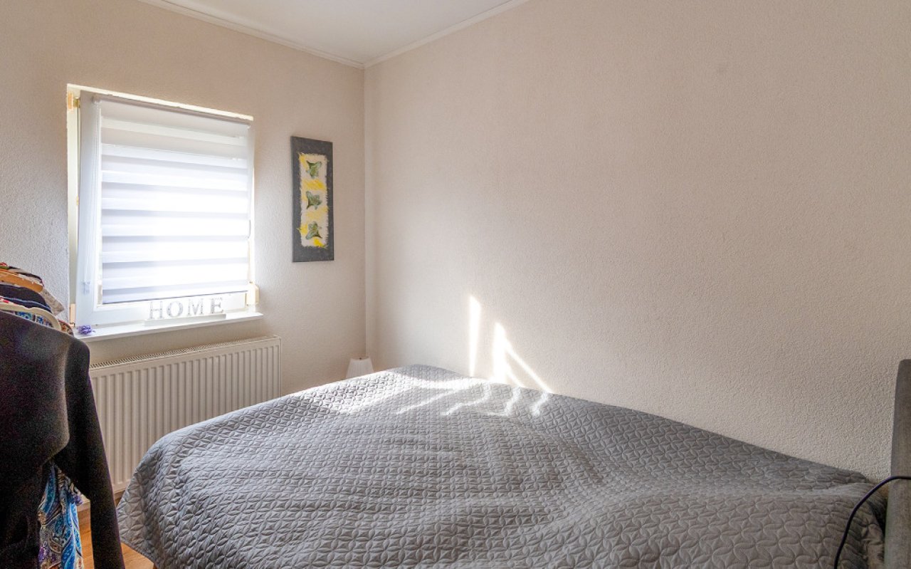 Heldere slaapkamer met vensterbank en efficiënte temperatuurregeling Heldere slaapkamer met vensterbank en efficiënte temperatuurregeling