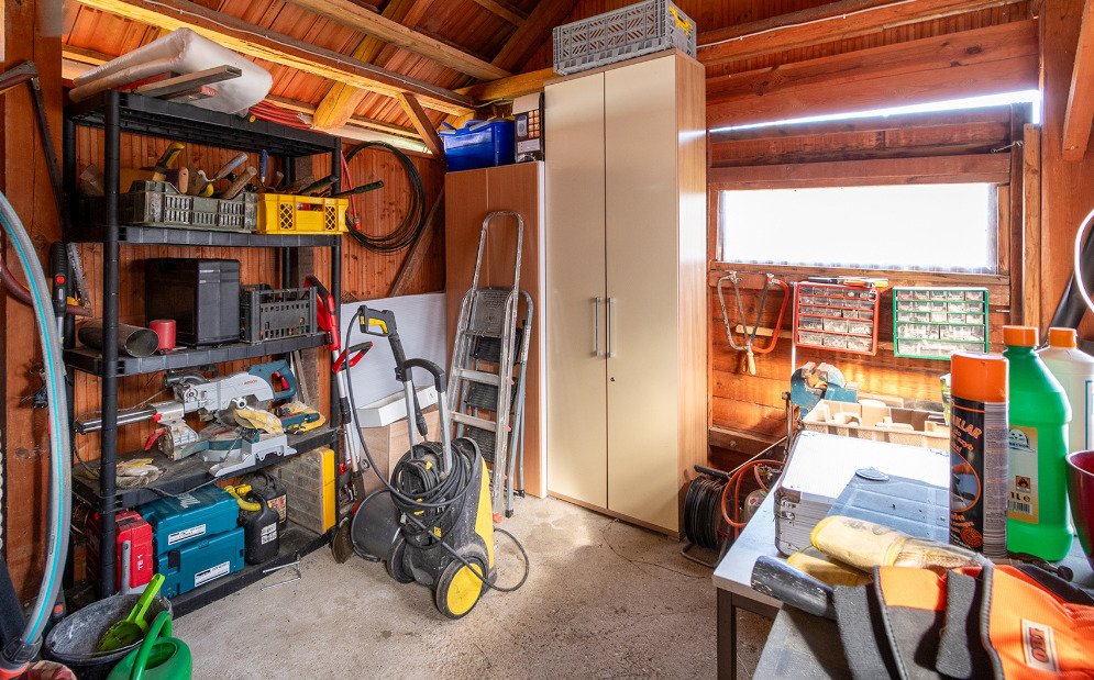 Praktische werkplaats met stevige houten constructie en uitgebreide opslagmogelijkheden