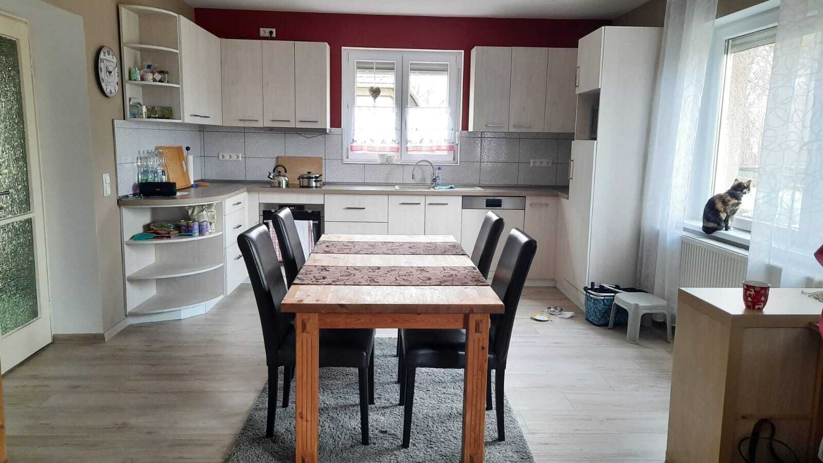 Moderne keuken met slimme ruimtebenutting en praktische hoekuitrusting