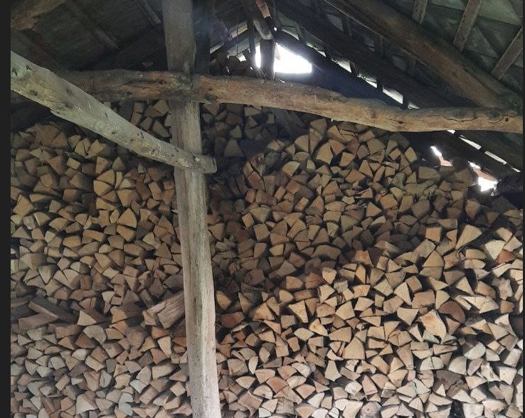 Praktische houten opslagruimte met robuuste rekstructuur en optimale voorraadbeheer