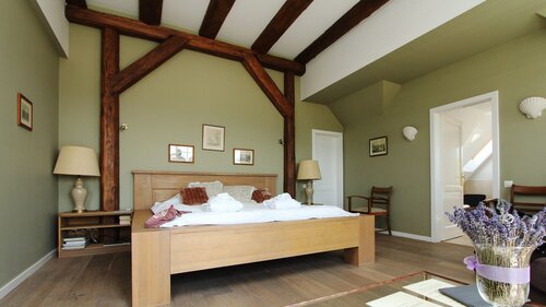 (AA) Außergewöhnlich: Exclusives Weingut &amp; First-Class Hotel oberhalb des Plattensees (4035)