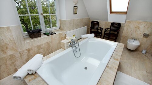 (AA) Außergewöhnlich: Exclusives Weingut &amp; First-Class Hotel oberhalb des Plattensees (4035)