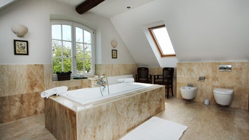 (AA) Außergewöhnlich: Exclusives Weingut &amp; First-Class Hotel oberhalb des Plattensees (4035)