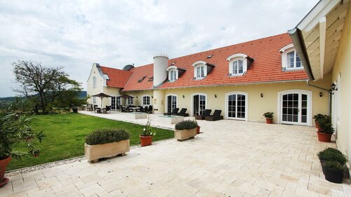 (AA) Außergewöhnlich: Exclusives Weingut &amp; First-Class Hotel oberhalb des Plattensees (4035)