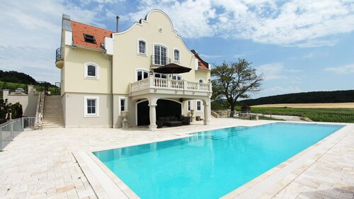 (AA) Außergewöhnlich: Exclusives Weingut &amp; First-Class Hotel oberhalb des Plattensees (4035)