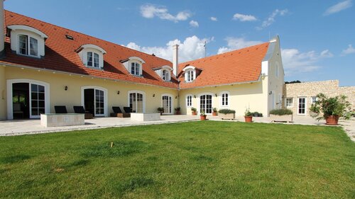 (AA) Außergewöhnlich: Exclusives Weingut &amp; First-Class Hotel oberhalb des Plattensees (4035)