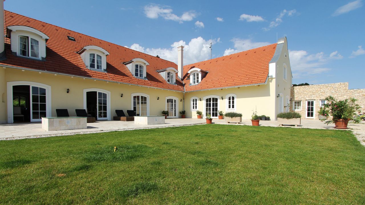 (AA) Außergewöhnlich: Exclusives Weingut &amp; First-Class Hotel oberhalb des Plattensees (4035)