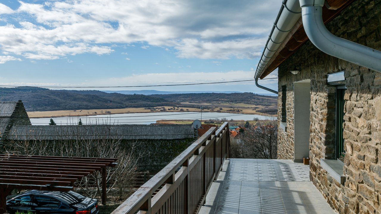 AAA: Wunderschönes Einfamilienhaus mit Panoramablick auf den Plattensee (33417)