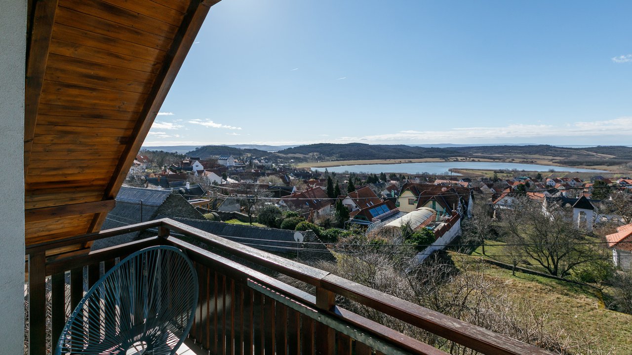 AAA: Wunderschönes Einfamilienhaus mit Panoramablick auf den Plattensee (33417)