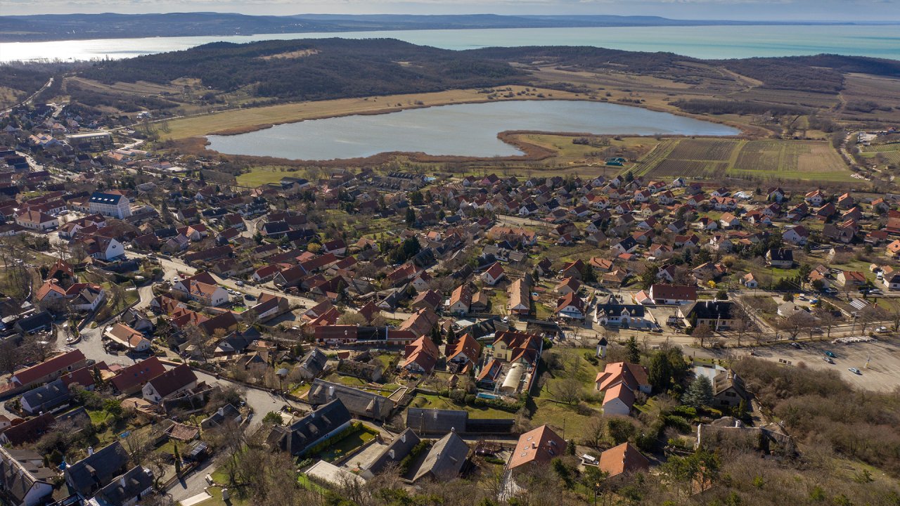 AAA: Wunderschönes Einfamilienhaus mit Panoramablick auf den Plattensee (33417)