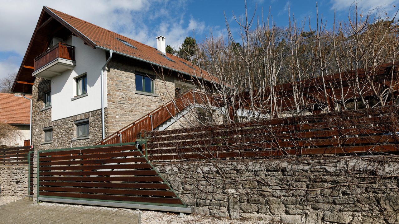 AAA: Wunderschönes Einfamilienhaus mit Panoramablick auf den Plattensee (33417)