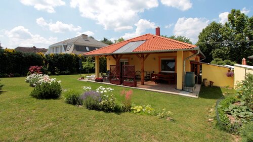 (AAA) Moderner Bungalow umgeben von gepflegtem Garten (11535-2)