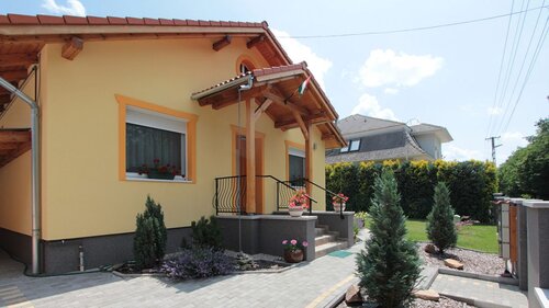 (AAA) Moderner Bungalow umgeben von gepflegtem Garten (11535-2)