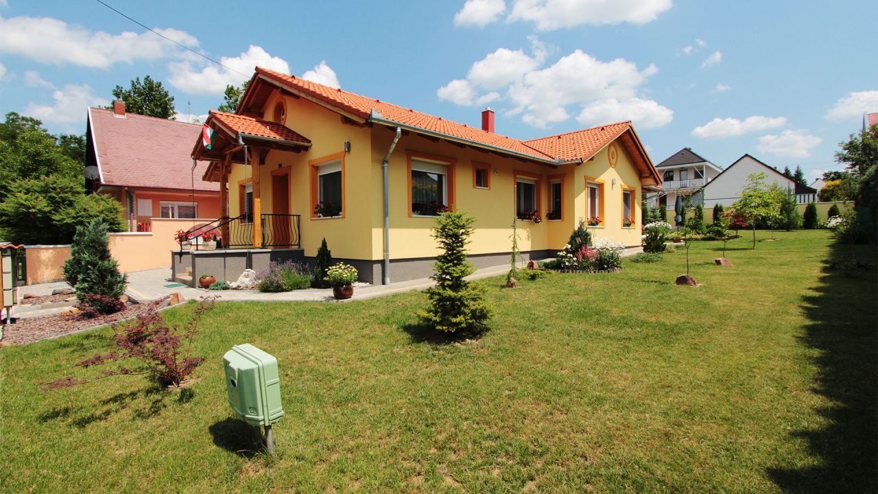 (AAA) Moderner Bungalow umgeben von gepflegtem Garten (11535-2)