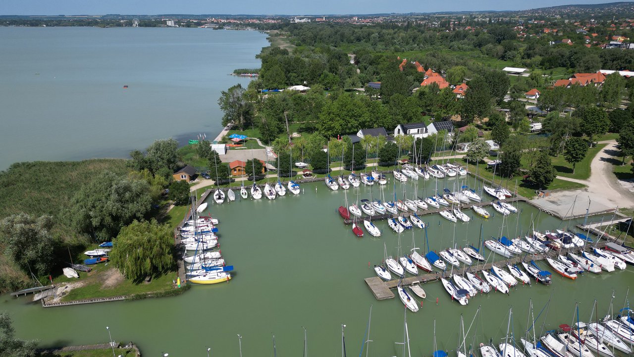 (AAA) Restaurant am Balaton mit Blick auf den See (88122)