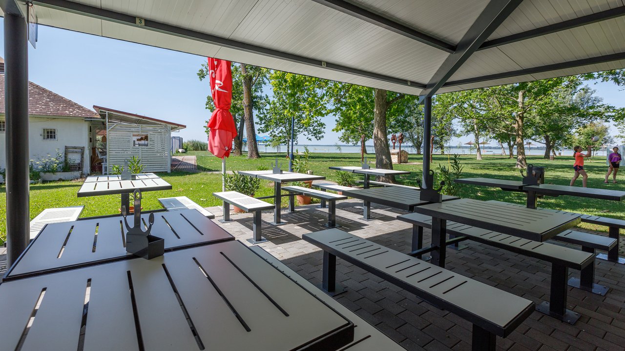(AAA) Restaurant am Balaton mit Blick auf den See (88122)