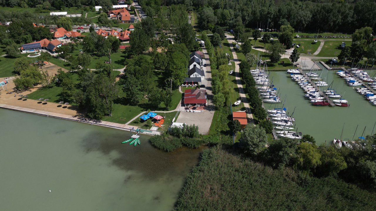 (AAA) Restaurant am Balaton mit Blick auf den See (88122)