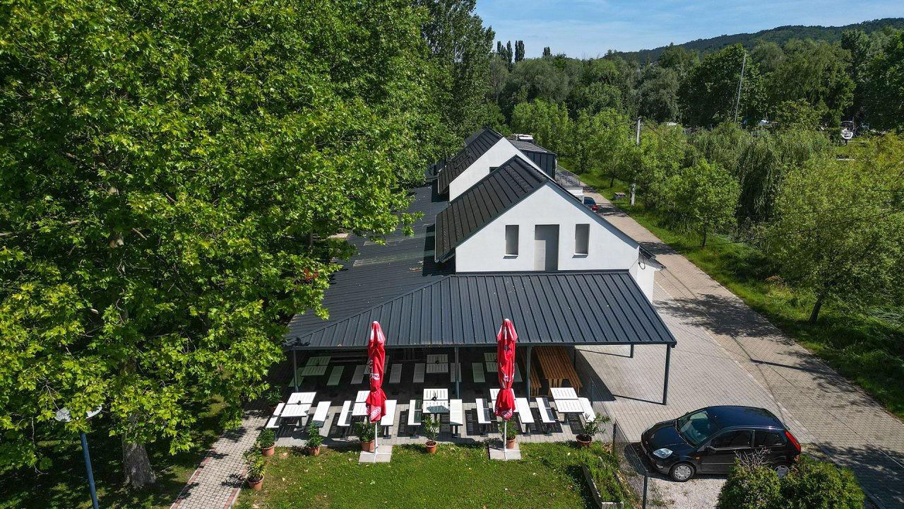 (AAA) Restaurant am Balaton mit Blick auf den See