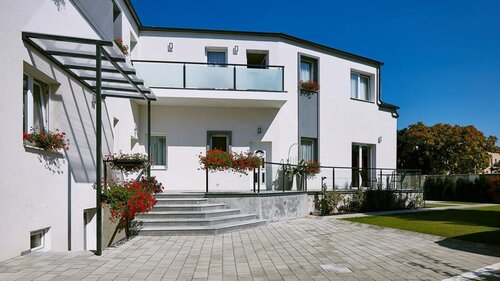 (AAA) Neuwertiges Mehrfamilienhaus mit 5 Eigentumswohnungen (66127)