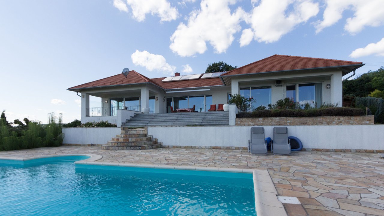 (AAAB) Luxeriöses Anwesen mit Balaton-Panoramablick und großem Pool (33597)