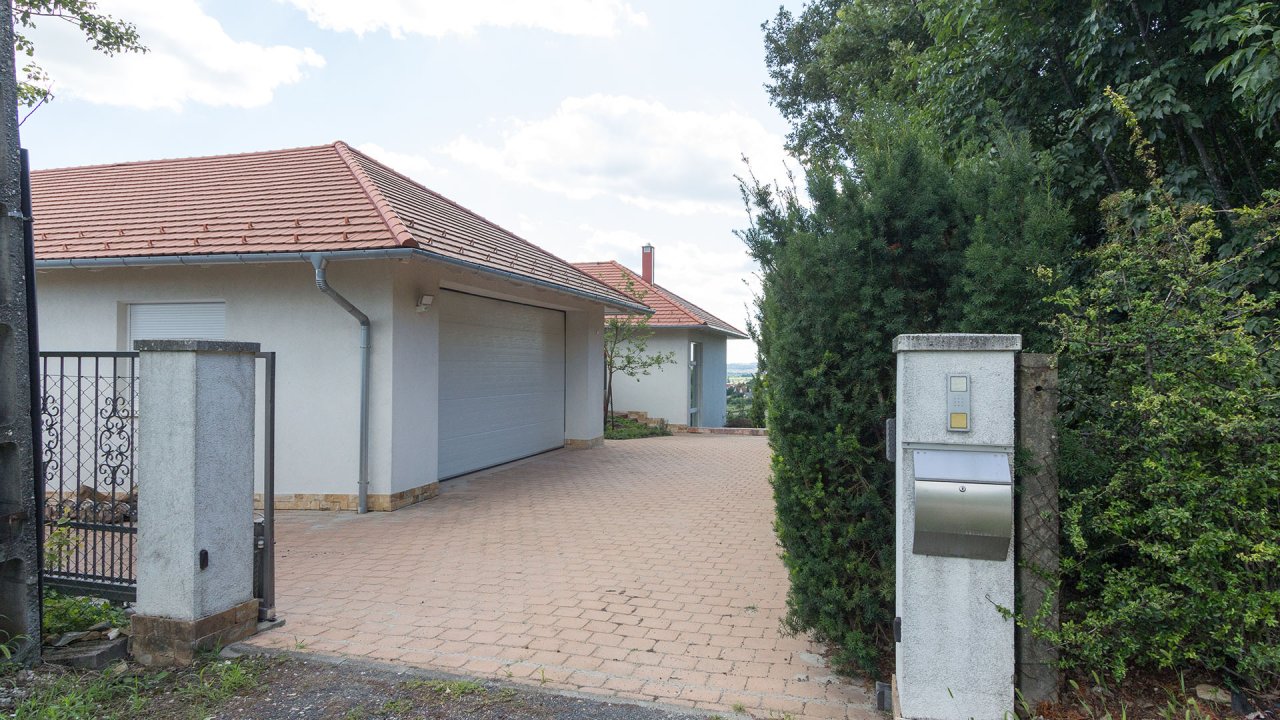 (AAAB) Luxeriöses Anwesen mit Balaton-Panoramablick und großem Pool (33597)