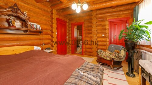 (AAAB) Original siebenbürgisches Blockhaus als echte Kuriosität (33563) — immocenter-ungarn-haus-kaufen-33563-Schlafzimmer2