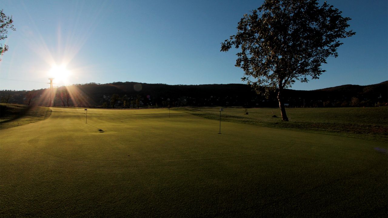 (A-) property with golf course, beach, building permit available