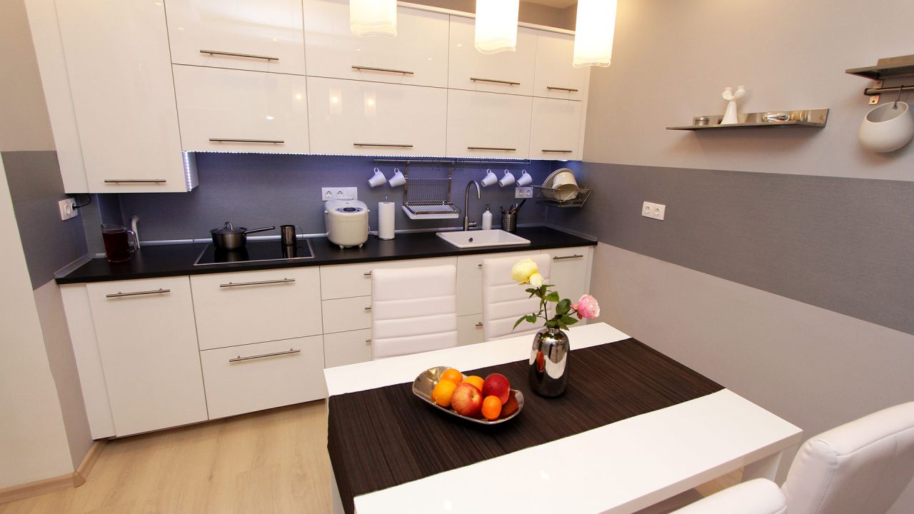 (AA) Großflächige Immobilie mit Wohnung, Geschäftsräumen und Restaurant