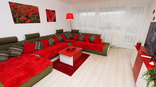 (AA) Großflächige Immobilie mit Wohnung, Geschäftsräumen und Restaurant (11739-3)