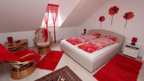 (AA) Großflächige Immobilie mit Wohnung, Geschäftsräumen und Restaurant (11739-3)