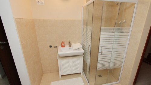 (AA) Großflächige Immobilie mit Wohnung, Geschäftsräumen und Restaurant (11739-3)
