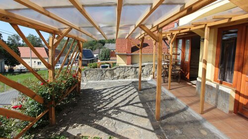 (AA) Großflächige Immobilie mit Wohnung, Geschäftsräumen und Restaurant (11739-3)