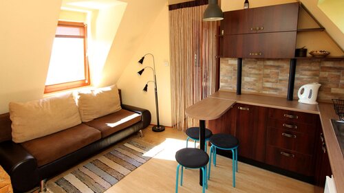 (AA) Großflächige Immobilie mit Wohnung, Geschäftsräumen und Restaurant (11739-3)