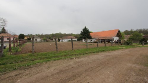 Pferdestall mit Auslauf und großem Grundstück bei Héviz (44053)