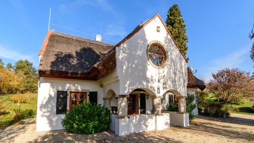 Außergewöhnliches, diskretes Anwesen im traditionellen Stil mit Panormablick und großem Grundstück am Nordufer des Balaton (AAA-33768) (33768)