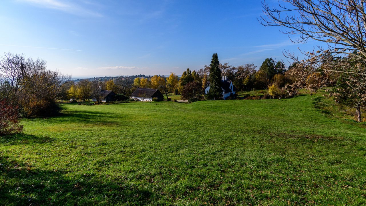 Außergewöhnliches, diskretes Anwesen im traditionellen Stil mit Panormablick und großem Grundstück am Nordufer des Balaton (AAA-33768) (33768)