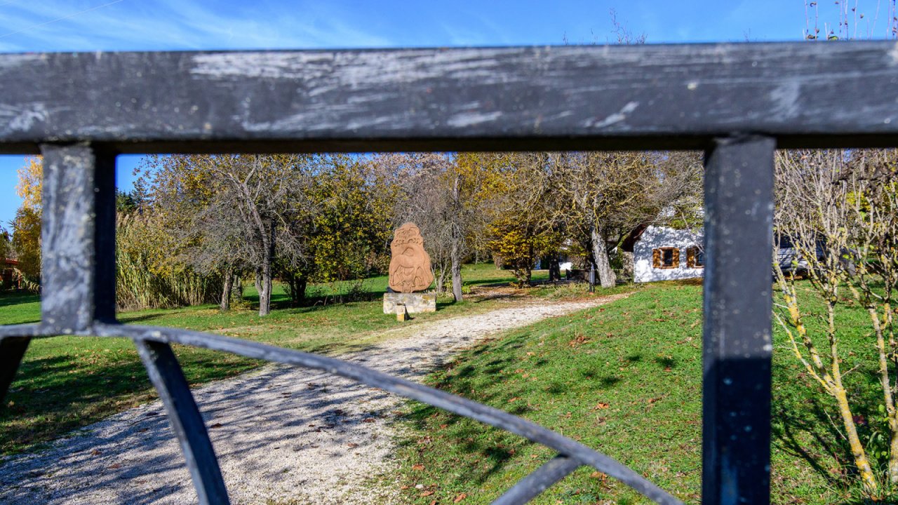 Außergewöhnliches, diskretes Anwesen im traditionellen Stil mit Panormablick und großem Grundstück am Nordufer des Balaton (AAA-33768) (33768)